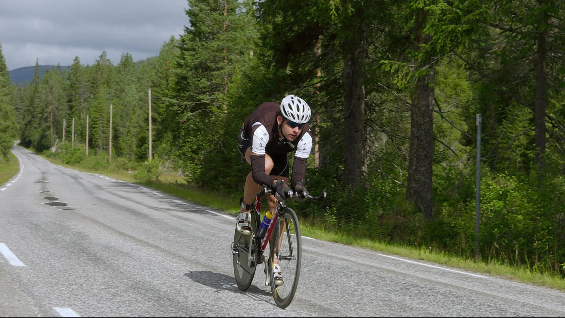 “东桃花岛缆绳滑水:水面极速飞驰,观众热血沸腾”