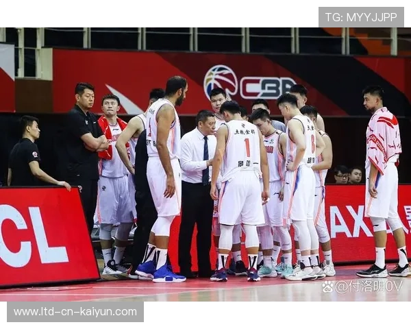 CBA内线强吃三人：极致实力的篮球瞬间盛宴