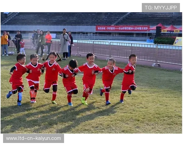 “东安湖赛场:飞扬的风帆与激情的竞技” “东安湖赛场:飞扬的风帆与激情的竞技”